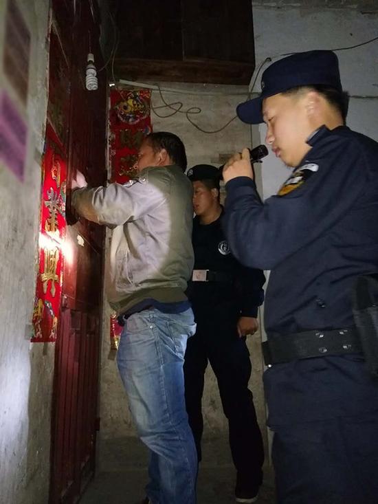 固原粗心妈妈误将幼女锁家中 民警全城寻开锁师傅开门